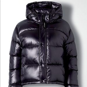 (NWT) TNA SUPER PUFF SHORTY IN HIGH GLOSS BLACK